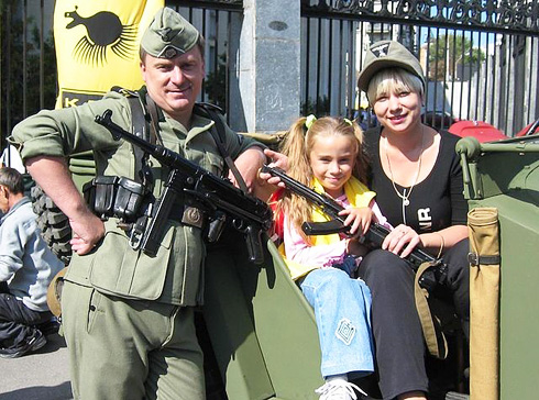 Руслан Долженец с семьёй
