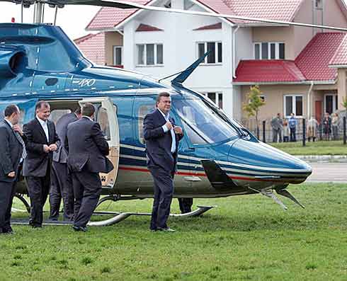 Виктор Янукович и его вертолёт